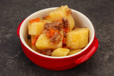 Soslu ve sebzeli kızarmış patates ve biftek.