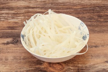 Haşlanmış pirinç eriştesi pişirmeye hazır.