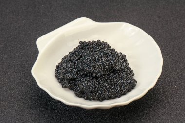 Lüks balık, kâsede siyah havyar.