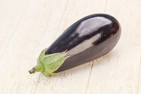 Siyah Olgun Taze Bir Patlıcan — Stok fotoğraf