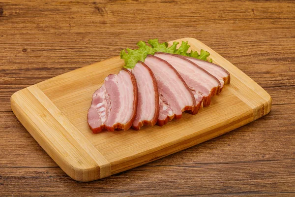 Leckere Geräucherte Schweinsbratenscheibe Über Holzbrett — Stockfoto