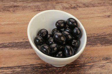 Kasede marine edilmiş siyah zeytin.