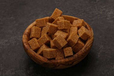 Kahverengi baston şeker yavruları kasede