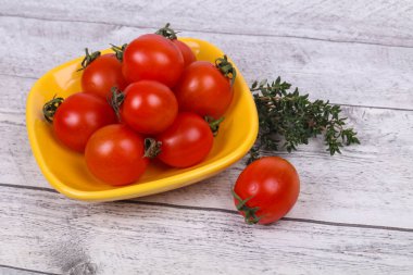 Kasede kekik dalıyla servis edilen kiraz domatesi.