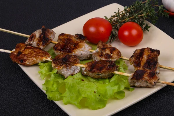 Pork Kebab Skewers Plate Salad Leaves Tomatoes Served Thyme Garkic — Stock Photo, Image