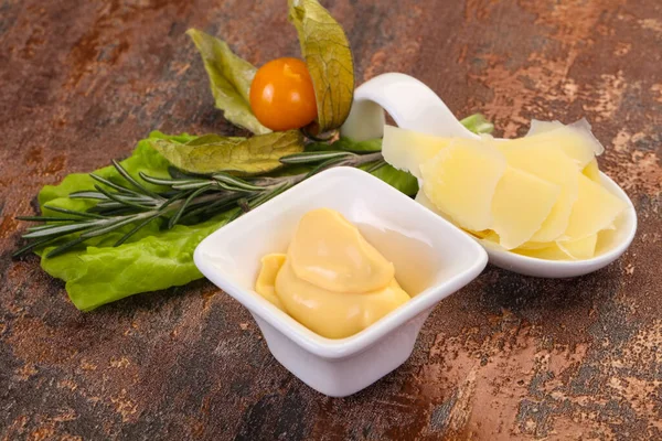 Sauce Fromage Dans Bol Servi Tranches Parmesan — Photo