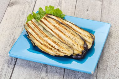 Kavanozda kızarmış patlıcan.