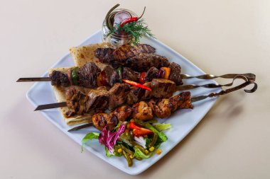 Barbekü et ve sebze tabağı.