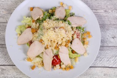 Tavuk göğsü ve parmesan peynirli Sezar salatası.