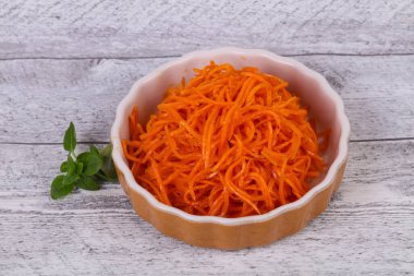 Kore cattot atıştırmalık salatası kasede fesleğen yaprağı servis edilir.