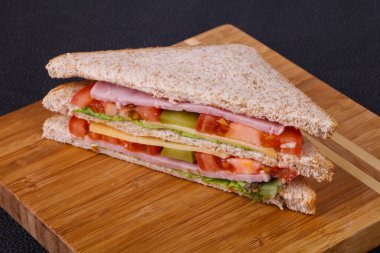 Jambon, peynir, salata yaprakları, domates ve salatalık turşusu ile kulüp sandviç