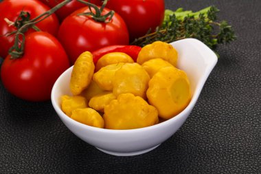 Lezzetli terbiye edilmiş veranda kasede.