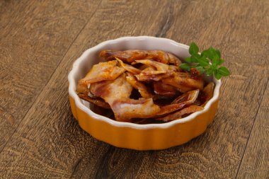 Kasede domuz kulağı var.