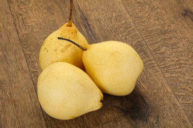 Sulu, olgun, sarı Çin armudu. 