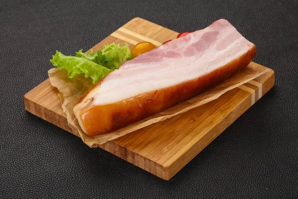 Geräucherte Schweinebrust Mit Salatblättern Und Tomaten — Stockfoto