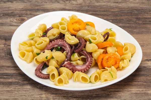 Nudeln Mit Oktopus Petersilie Und Gelben Tomaten — Stockfoto