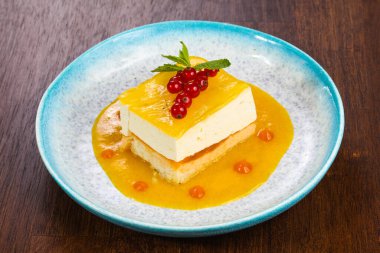 Geleneksel turuncu soslu cheesecake kırmızı frenk üzümü servis ediyordu.