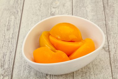 Şırıngayla marine edilmiş şeftali meyvesi.