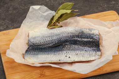 Güvertede deri ve baharatlı ringa filetosu.