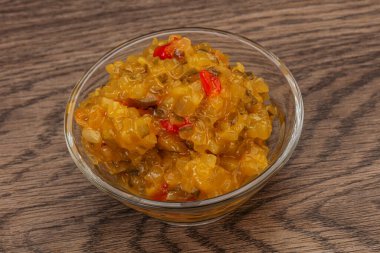 Salatalık ve hardal tohumlu sos.