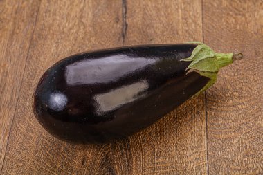 Siyah olgun taze bir patlıcan.