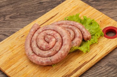 Izgara için çiğ domuz sosisi halkası.