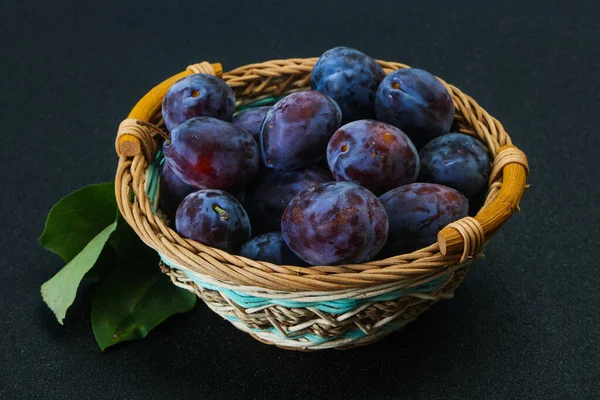 Montón Ciruela Madura Cesta Con Hojas — Foto de Stock