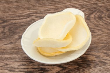 Asya usülü - kâsede ev yapımı karides cipsi