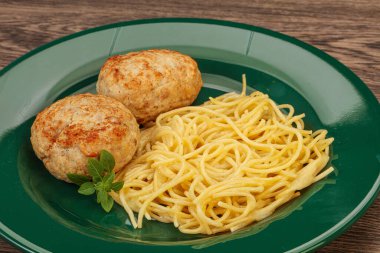 Peynirli spagetti ve ev yapımı tavuk pirzolası.