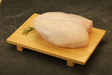 Çiğ tavuk göğsü ve derisi biberiye.