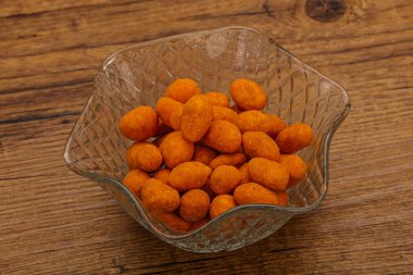 Baharatlı bbq fıstık yığını kasede