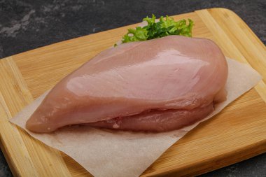 Pişirmek için çiğ tavuk göğsü.