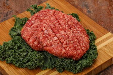 Izgara için çiğ sığır eti pirzolası.