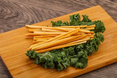 Kafkas peynirli çubuklar güvertede