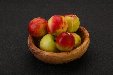 Sepette küçük yeşil nektarinler