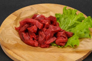 Çiğ et dilimlenmiş, pişirmeye hazır.