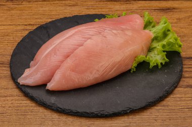 Pişirmek için çiğ hindi göğsü.