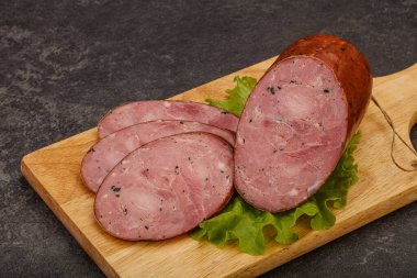 Baharatlı ve otlu füme jambon.