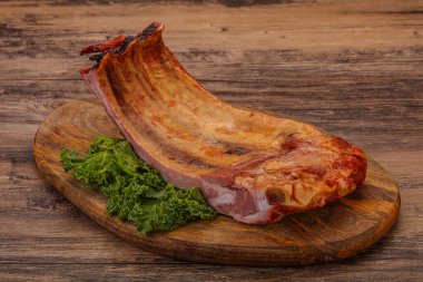 Baharatlı ve otlu domuz pirzolası.