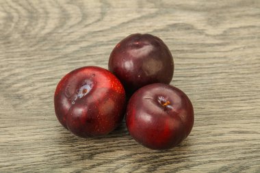 Olgun tatlı erik meyvesi yığını