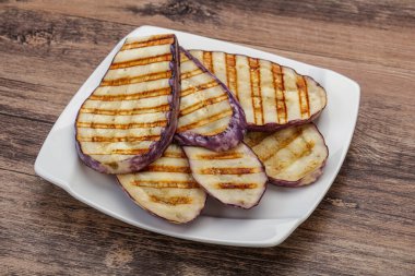 Izgara graffiti yumurta dilimleri ve zeytinyağı.