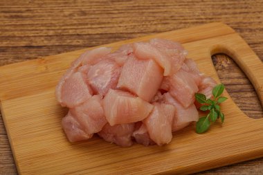Pişirmek için çiğ tavuk göğsü.
