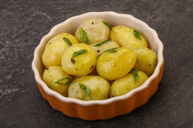 Kasede taze haşlanmış patates soğan servis edildi.