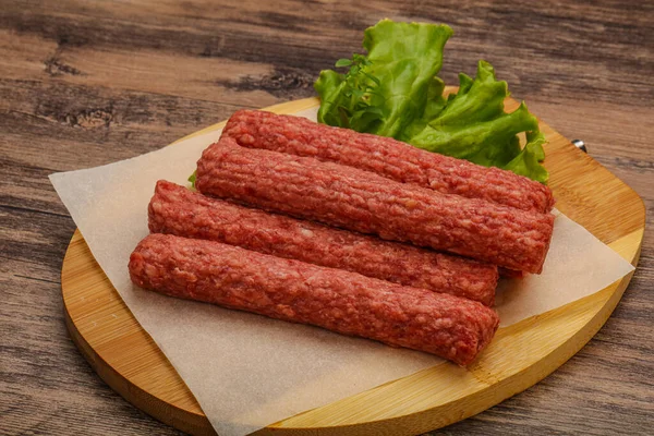 Salsichas Carne Crua Com Especiarias Para Grelhar — Fotografia de Stock