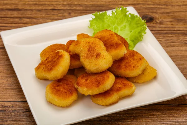 Nugget Ayam Goreng Disajikan Daun Salad — Stok Foto