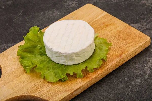 Delicioso Tradicional Brie Rodada Queijo Macio — Fotografia de Stock