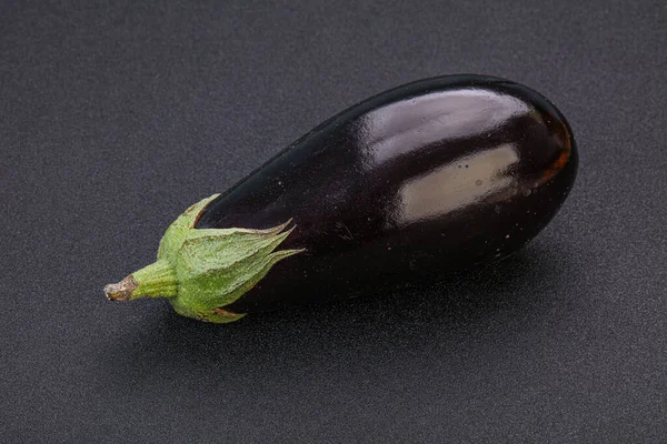 Aubergine Fraîche Mûre Noire Sur Fond — Photo