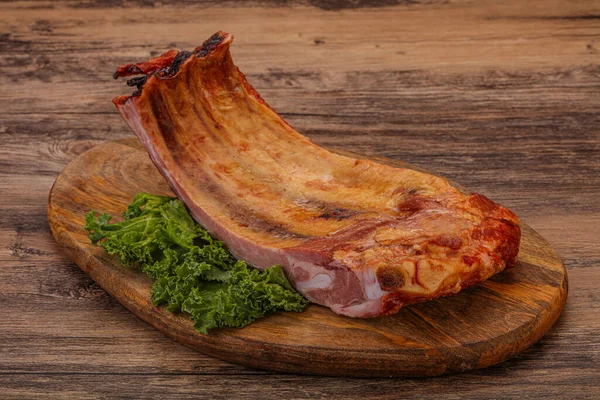 Baharatlı ve otlu domuz pirzolası.