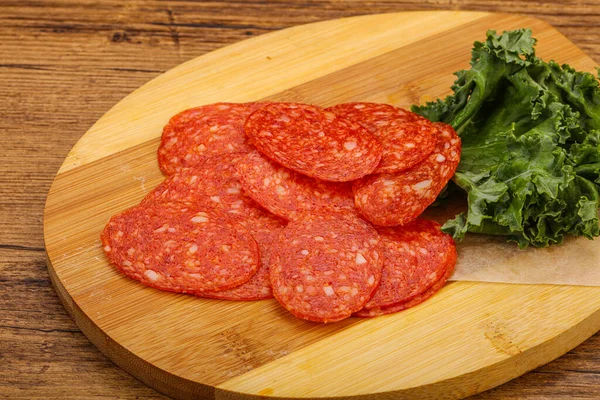 Italiano Spycy Pepperoni Salsicha Fatias Sobre Bordo — Fotografia de Stock