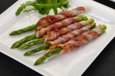 Pastırmalı kuşkonmaz ve haşlanmış yumurta.